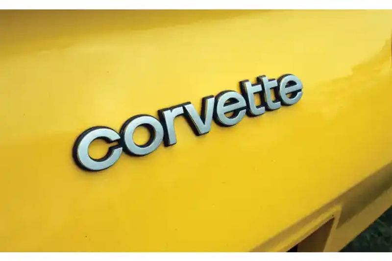 1980-1982 CHEVROLET CORVETTE EMBLEM. BAK